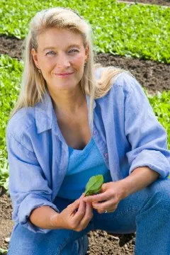 fp0603_cvrstory_nell_in_lettuce_field