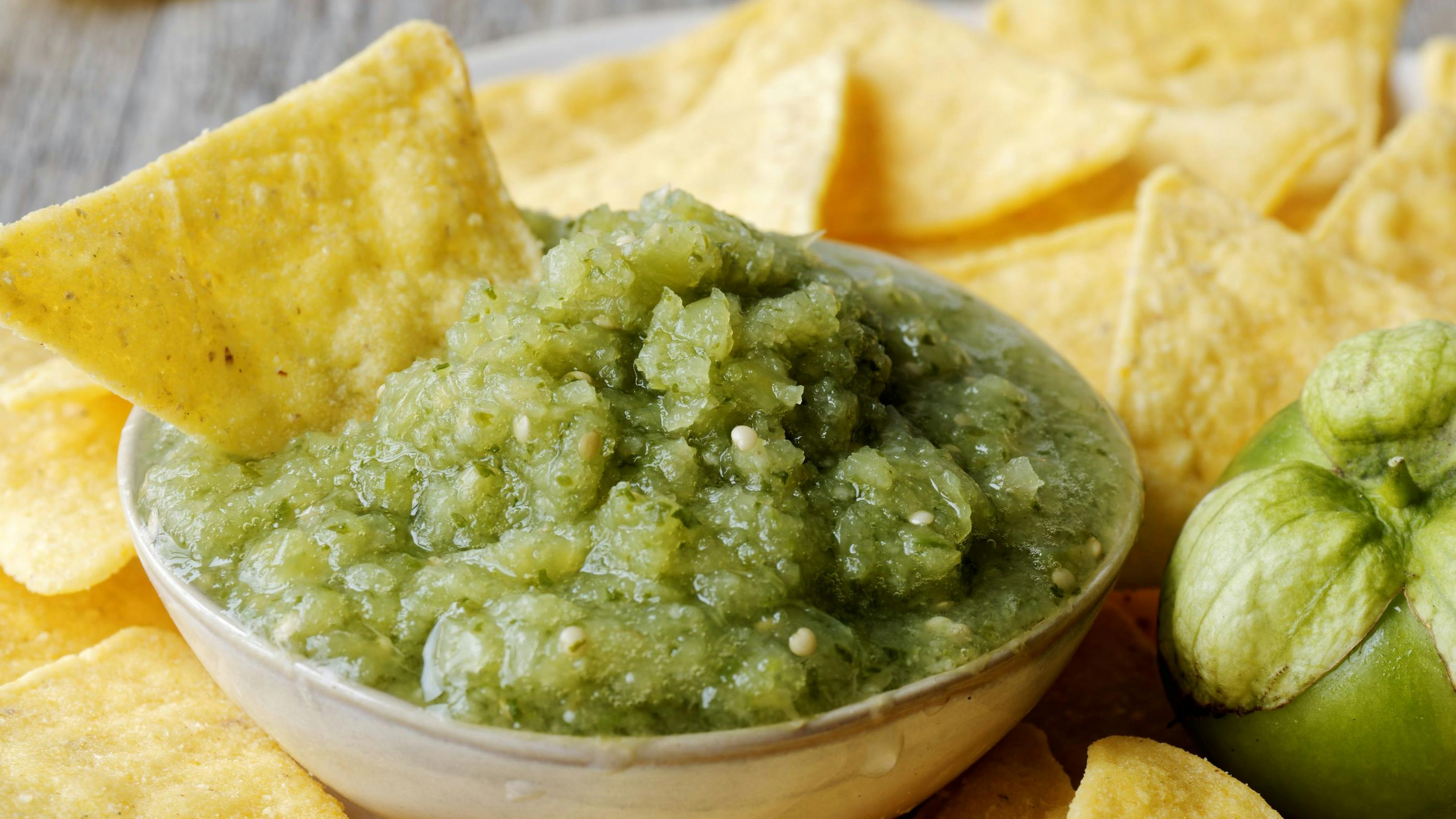 Green Tomatillo Salsa (salsa Verde Cruda) With Corn Tortilla Chips Nachos