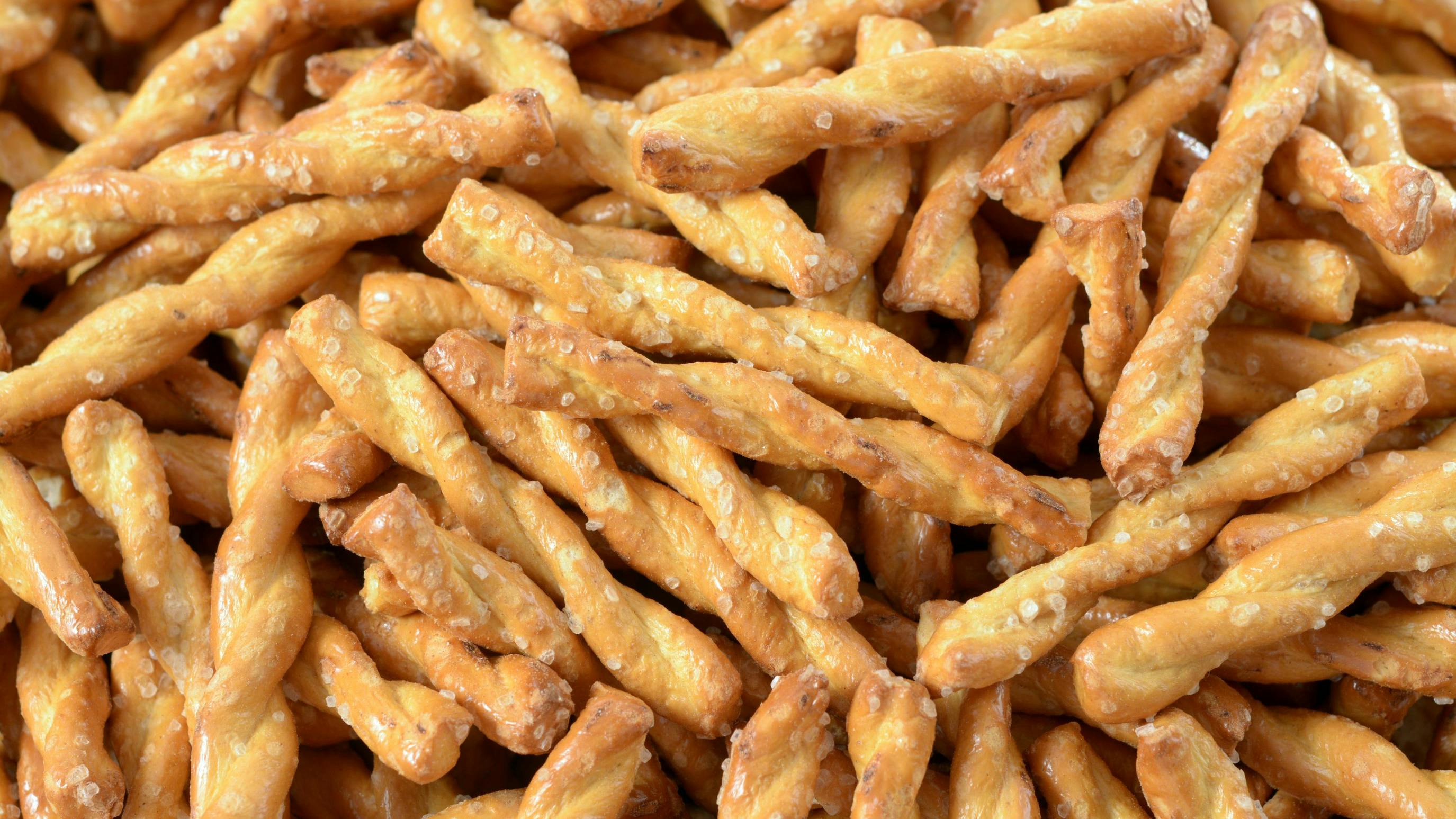 a pile of pretzel style cookie