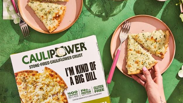 caulipower_dillpicklepizza_lifestyle_1